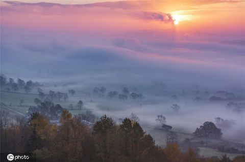 英国德比郡峰区公园景色撩人 秋日晨雾梦幻飘渺