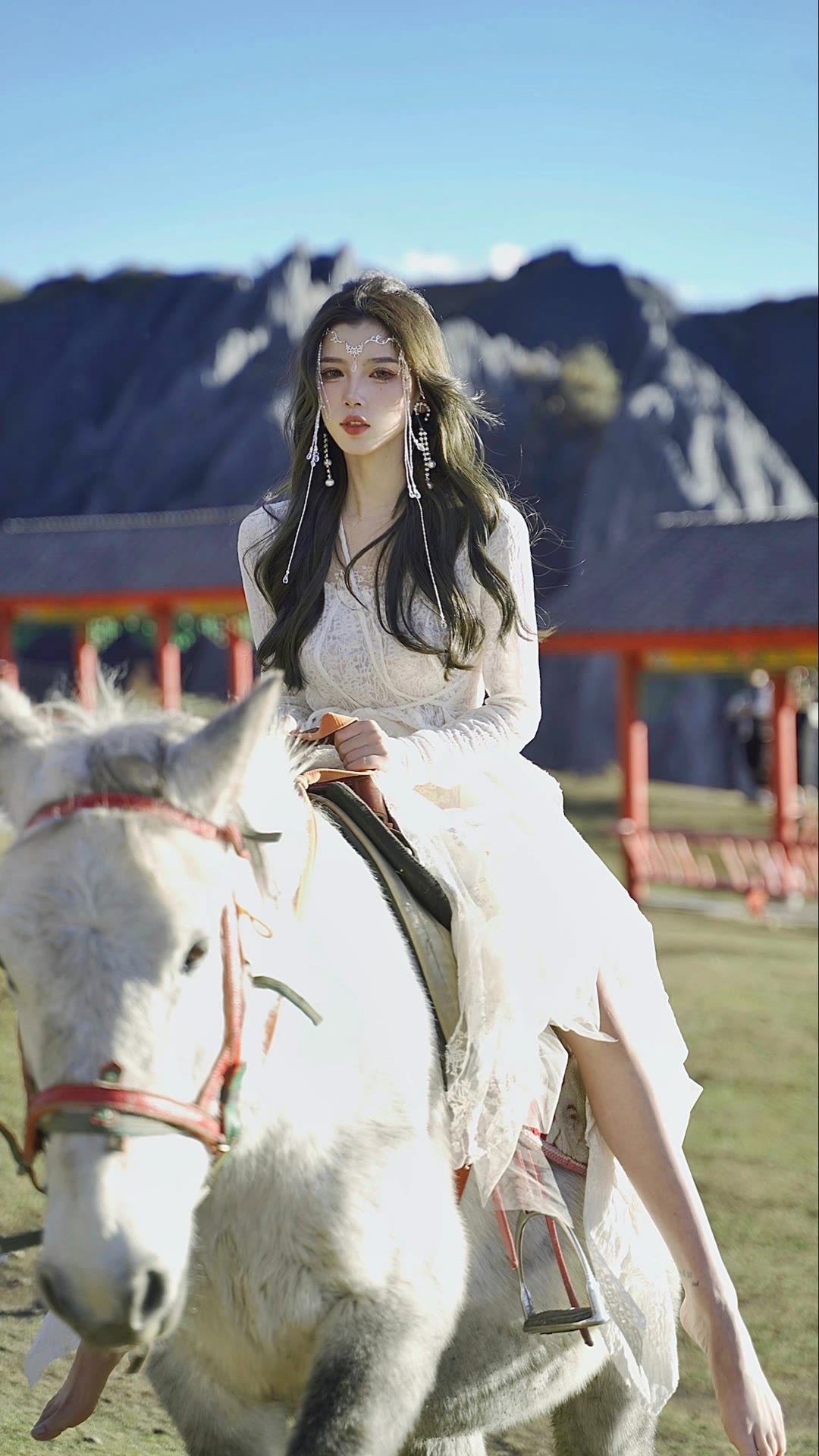 美女写真:西域美女白纱蕾丝连衣裙身材婀娜,赤足骑马英姿飒爽