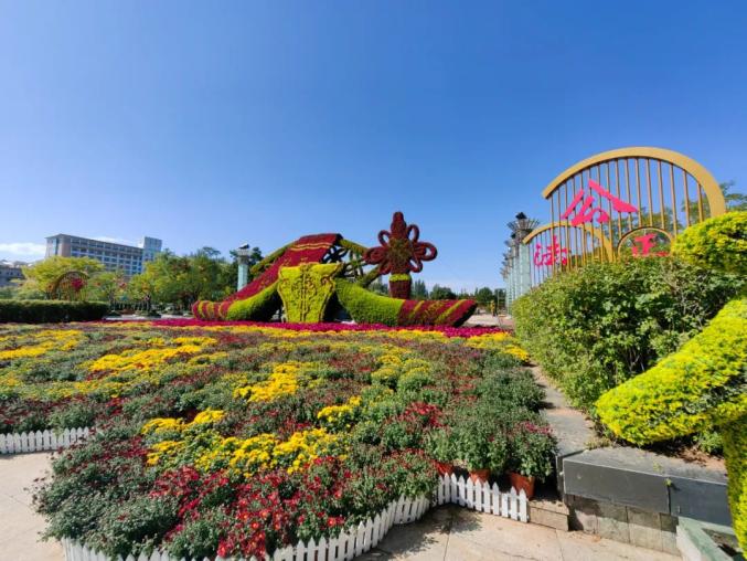 繁花绿树满城区 座座公园美如画