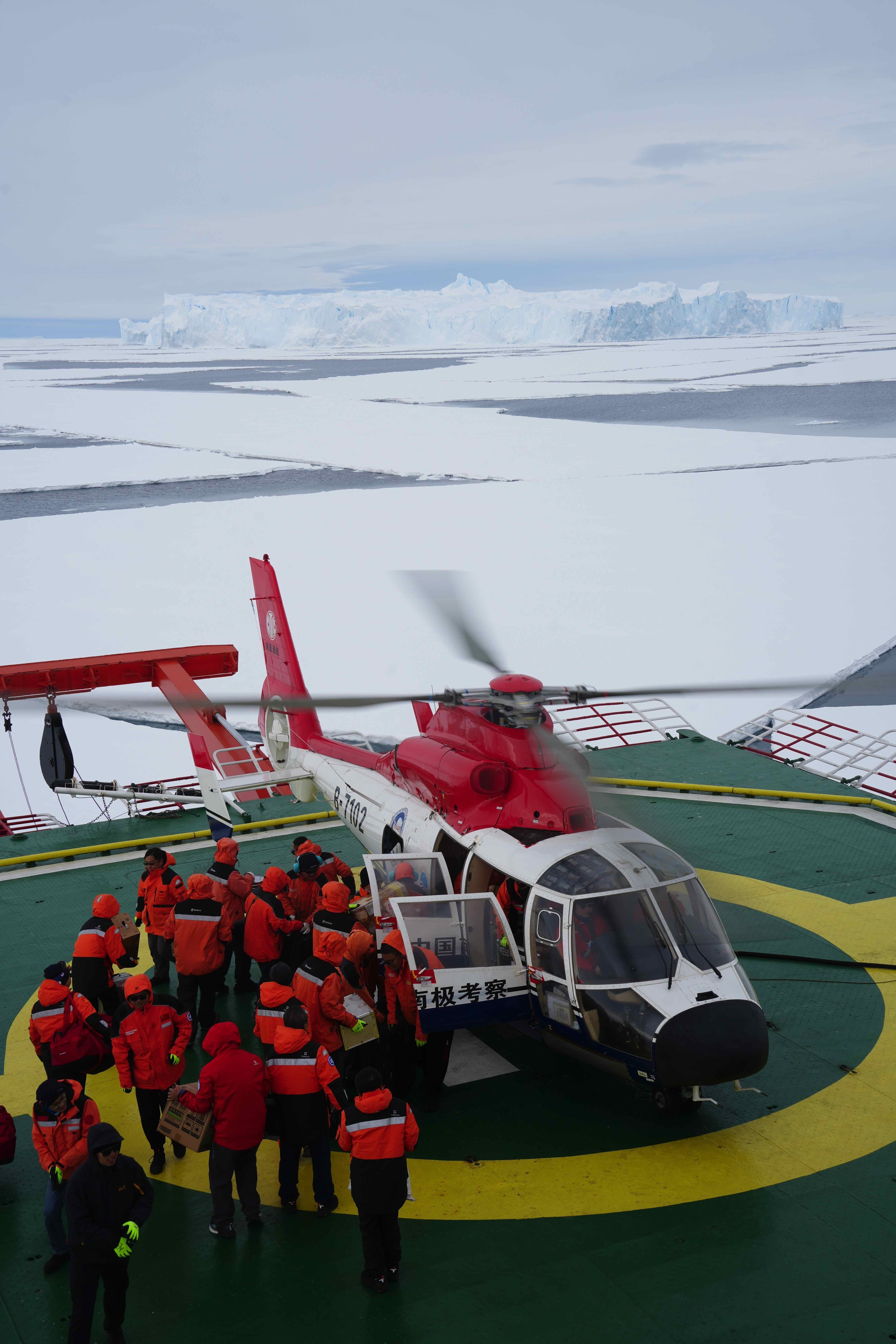 "雪龙"号抵达南极中山站