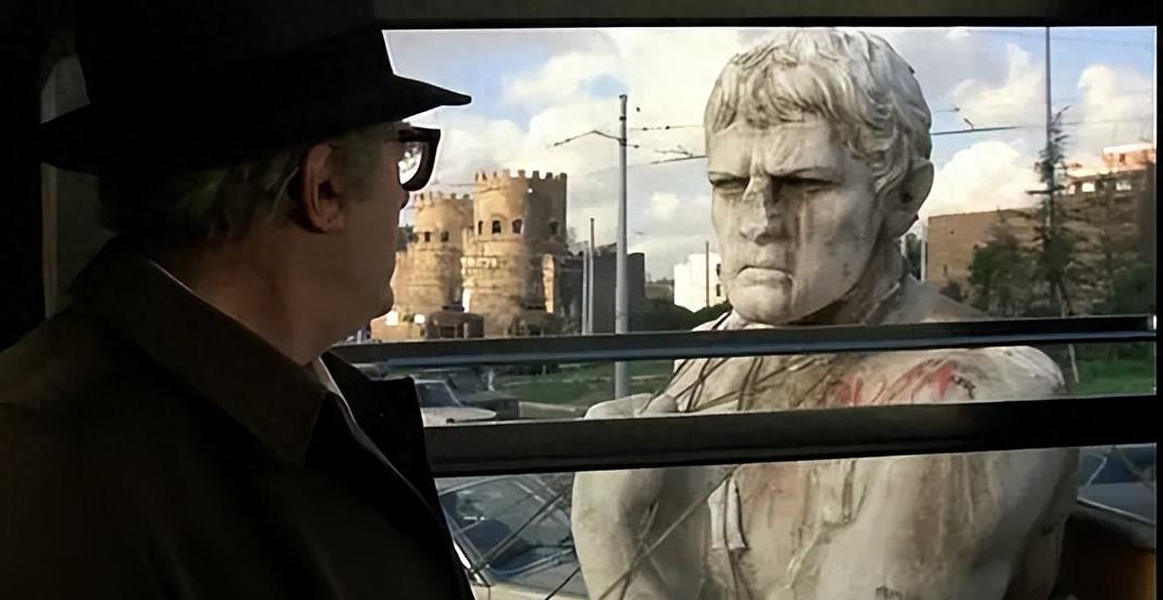 电影中的叙事结构,是否采用了非线性或复杂的叙事技巧