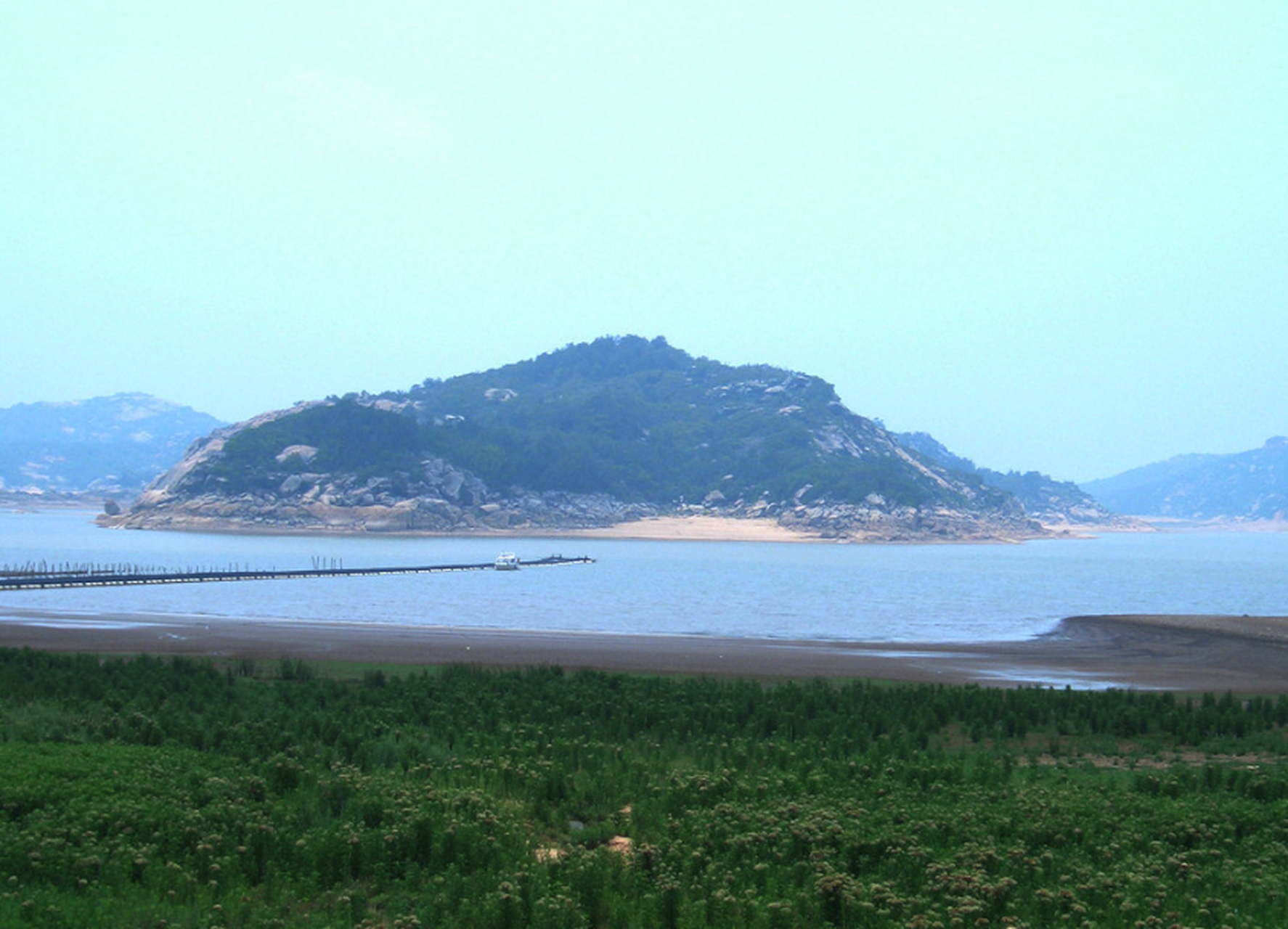 我们在湖边观景,拍照,还品尝了当地美食.