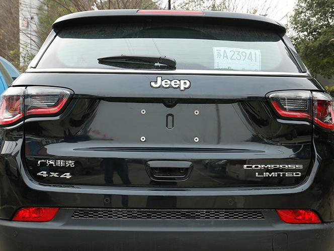 jeep左后屁股上的4x4是哪个车型的标志?