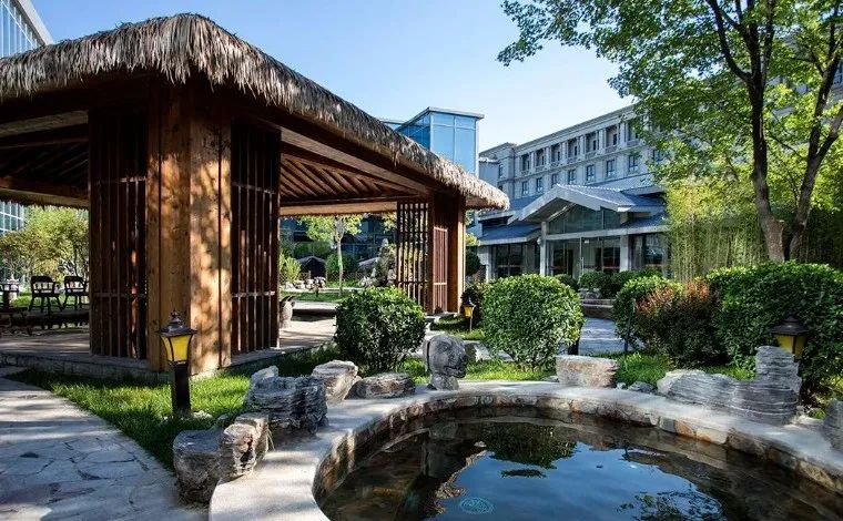 后沙峪之行中家鑫园温泉酒店集餐饮,温泉,娱乐等为一体,占地500亩.