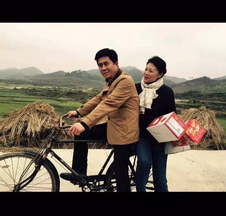 电影《彩云深处》首映式在丹阳举行 讲述了一对老教授夫妇义务支教的