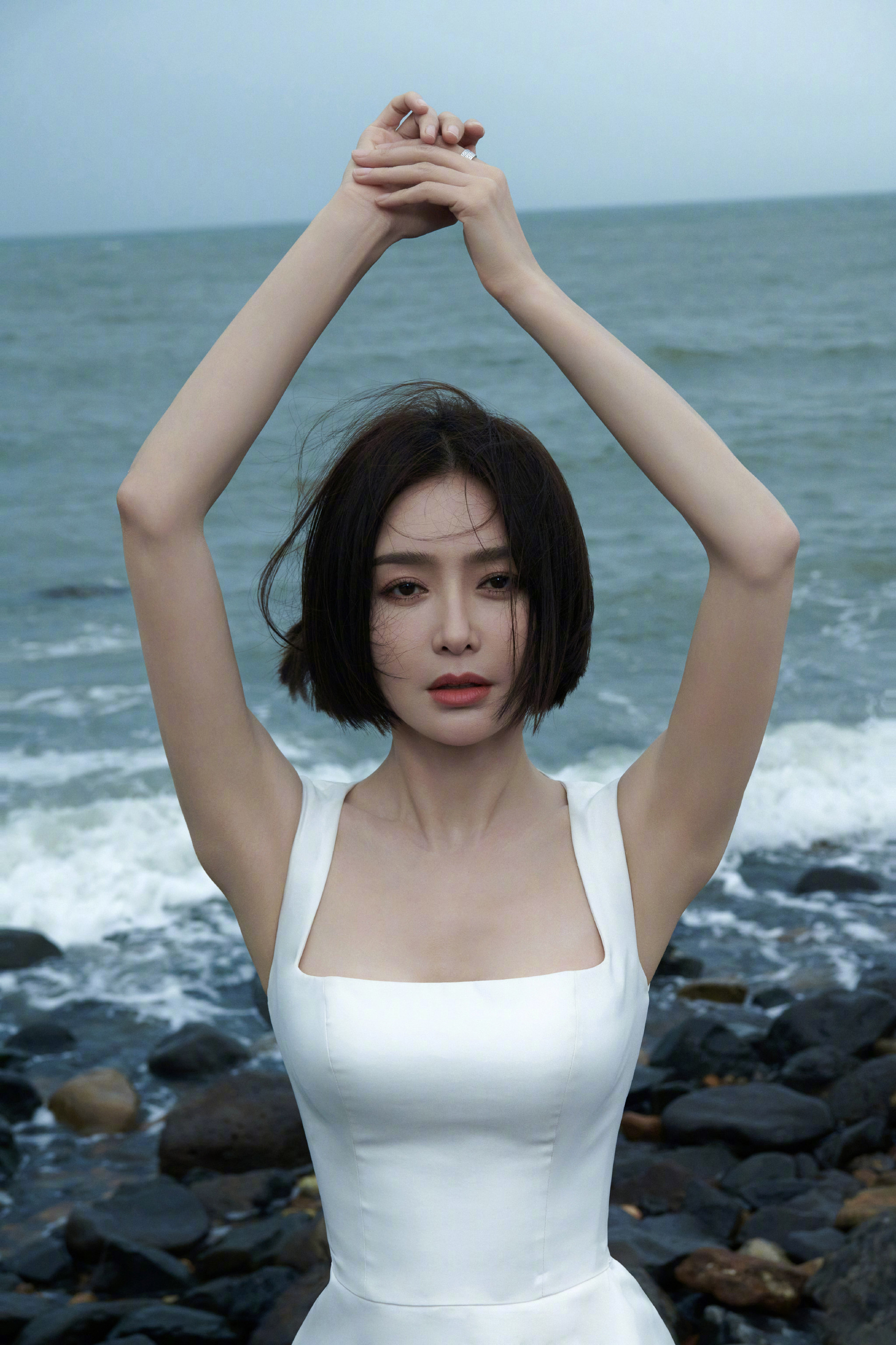 秦岚浪花白抹胸吊带裙,性感优雅又大气!