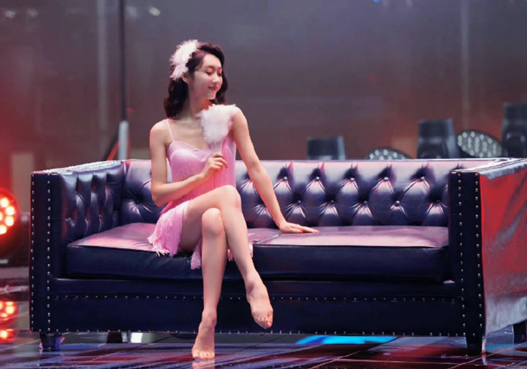 宣璐蒙面舞王粉红连衣裙性感美腿写真