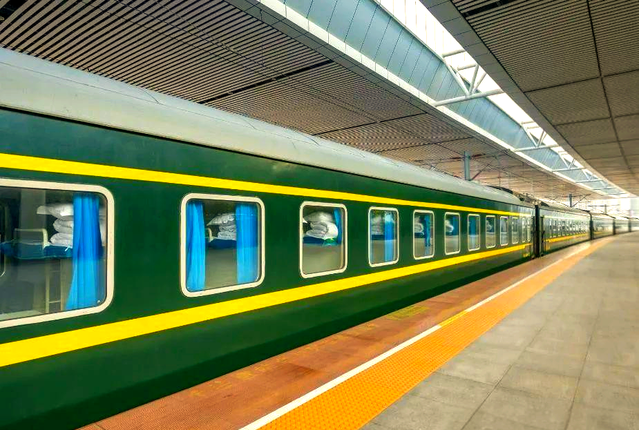 客运站纷纷倒闭,绿皮火车却仍坚挺,揭秘背后的原因