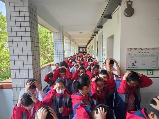 西安市雁塔区翠华路小学开展安全疏散演练活动