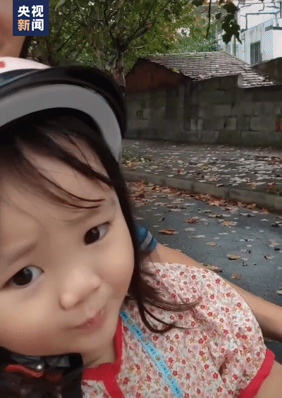 "相比留守儿童,她的童年丰富多彩" 在送外卖的路上 李园园会教霏儿