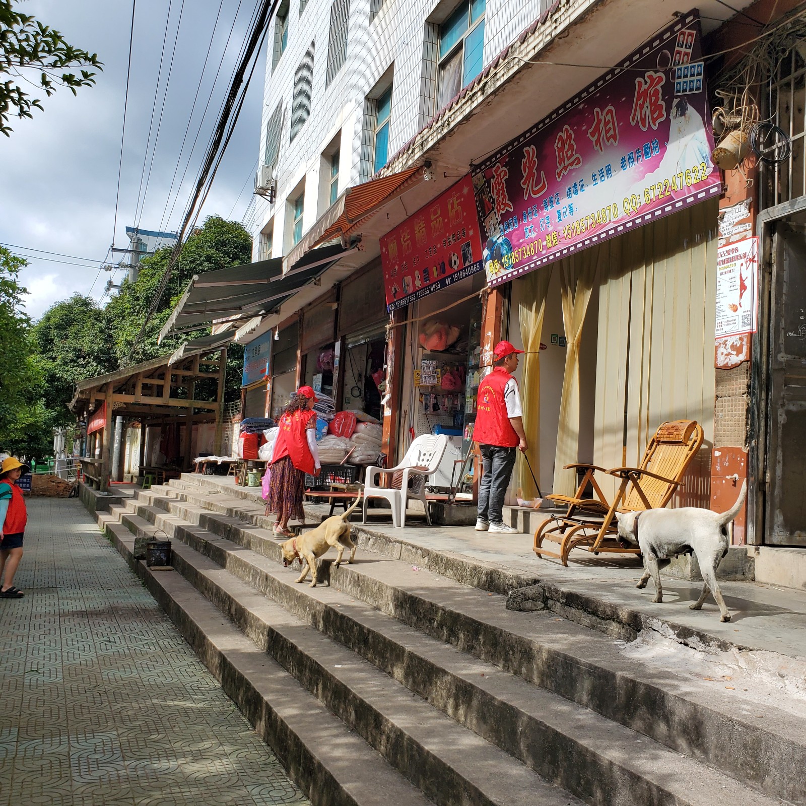 丹寨县兴仁镇组织开展"巩卫创文"志愿服务活动