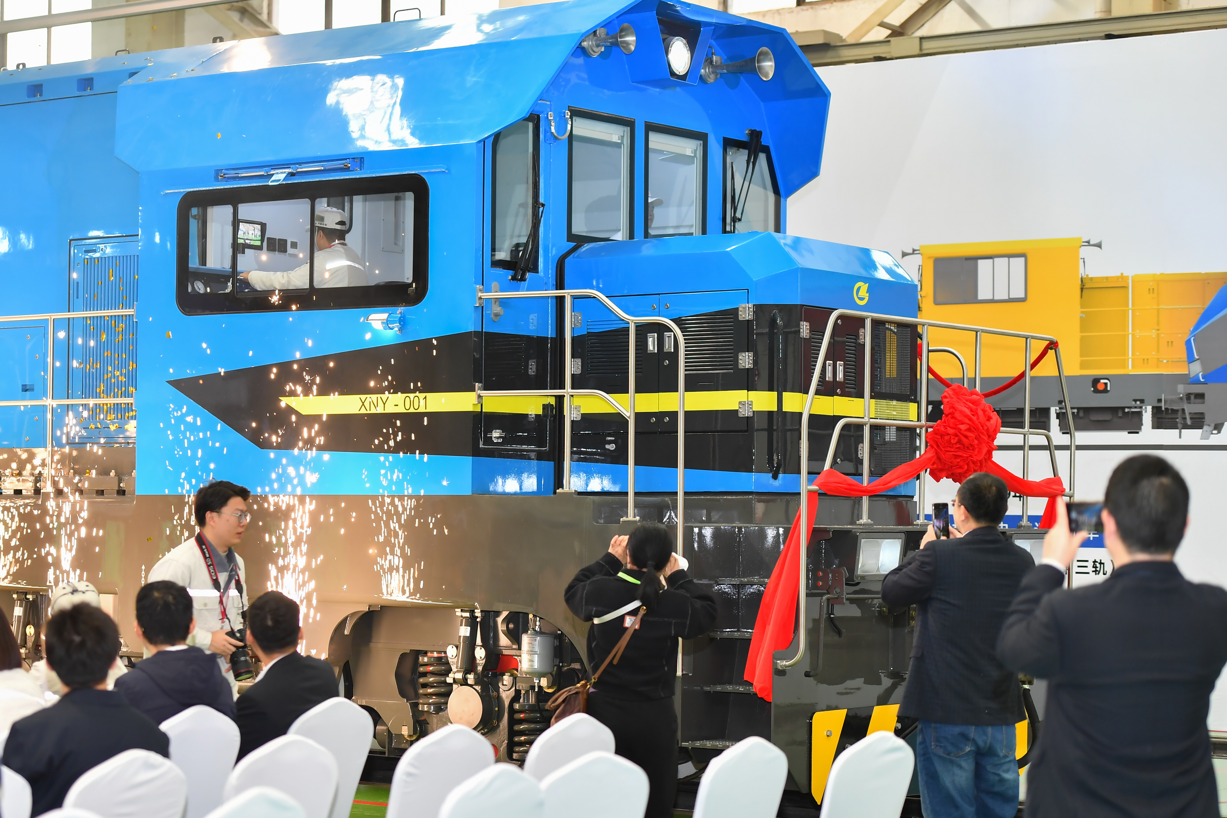 (新华全媒 )我国首台新造大功率纯电调车机车下线