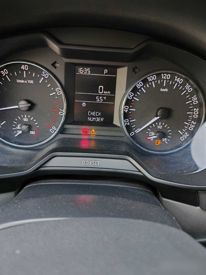 斯柯达新明锐仪表盘老出现check number plate lighting 怎么回事?