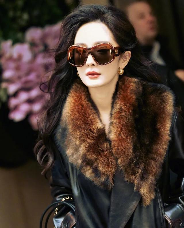 杨幂巴黎时装周,墨镜黑大衣,如女装大佬出街,气势拿捏得足足的