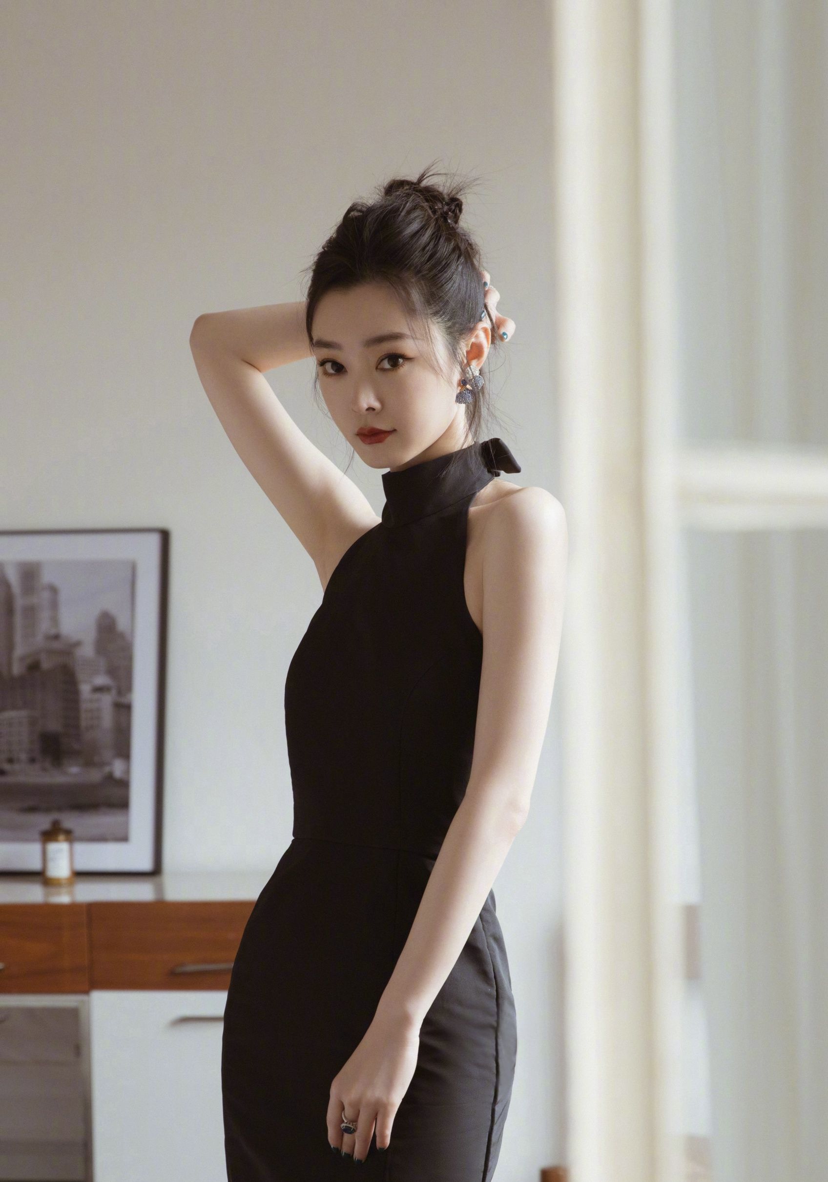 宋轶黑色瘦身连衣裙性感写真