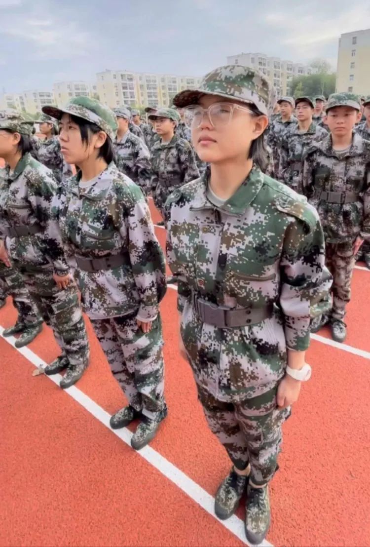 请党放心,强国有我一一遂平二高举办2021级新生军训成果汇演!