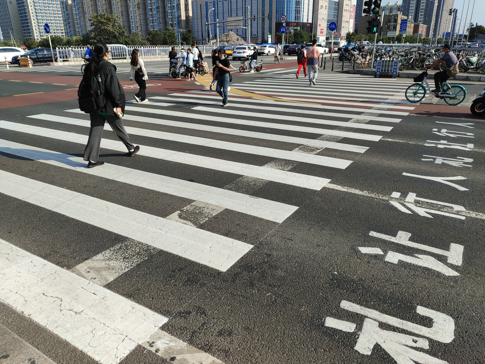 双桥路口的斑马线