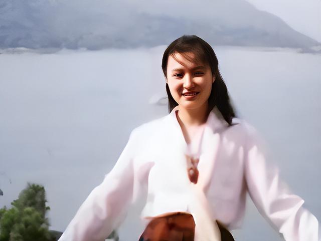 主持人桑晨:21岁进央视,工作29年零绯闻,丈夫身份至今成谜