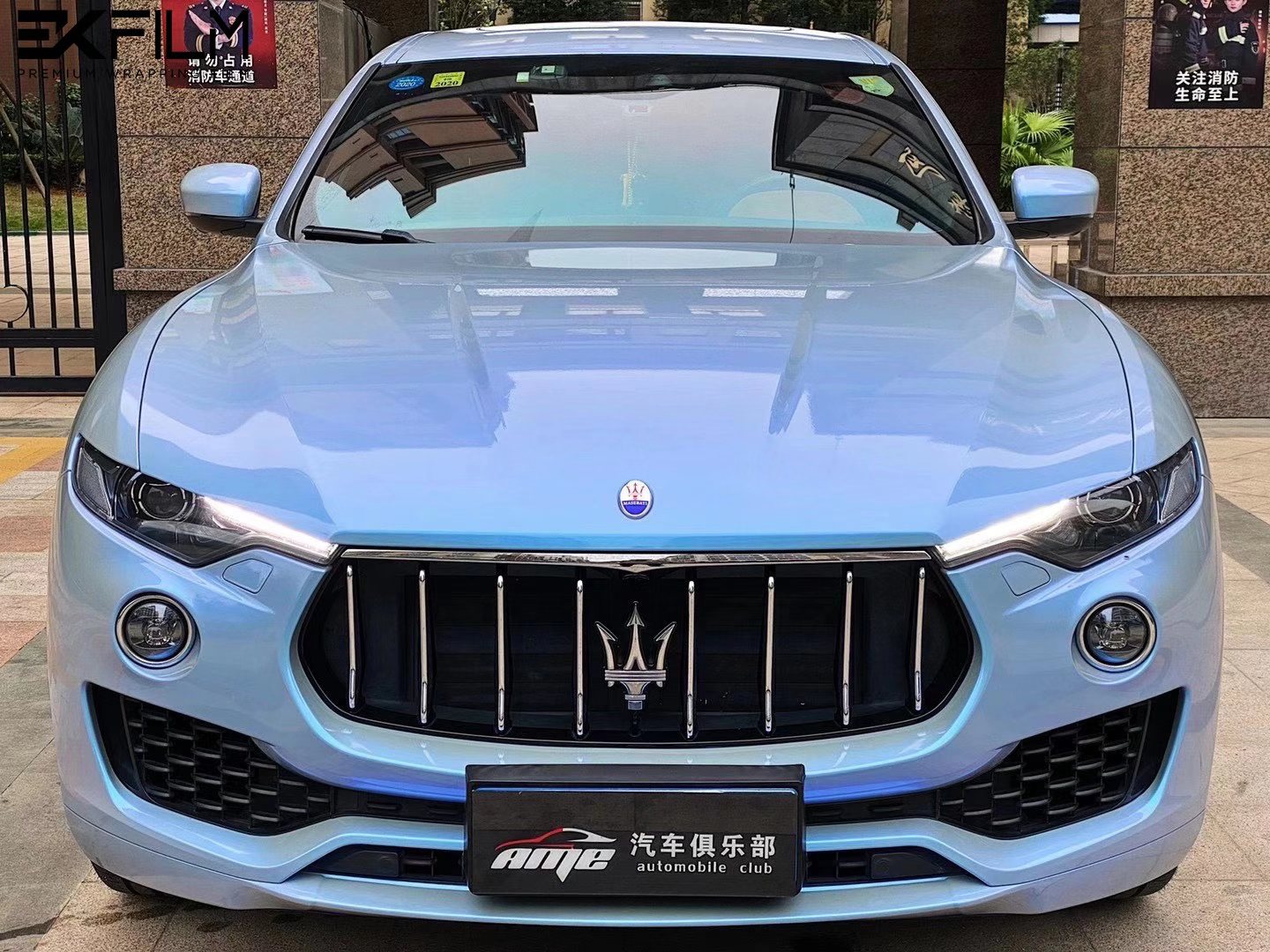 马萨拉蒂莱万特汽车ek改色膜梦幻岩石灰