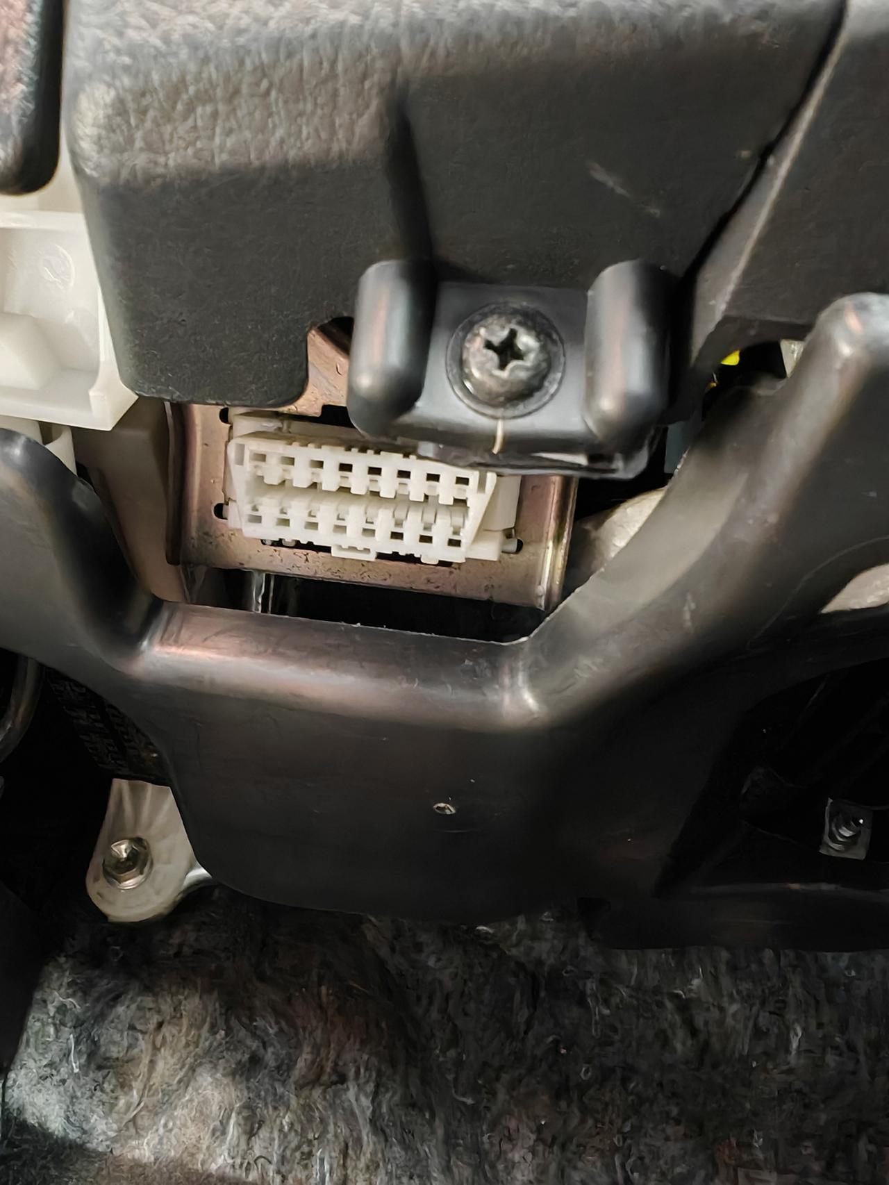 obd 接口原本有盖子吗?缺失的话要购置一个吗?