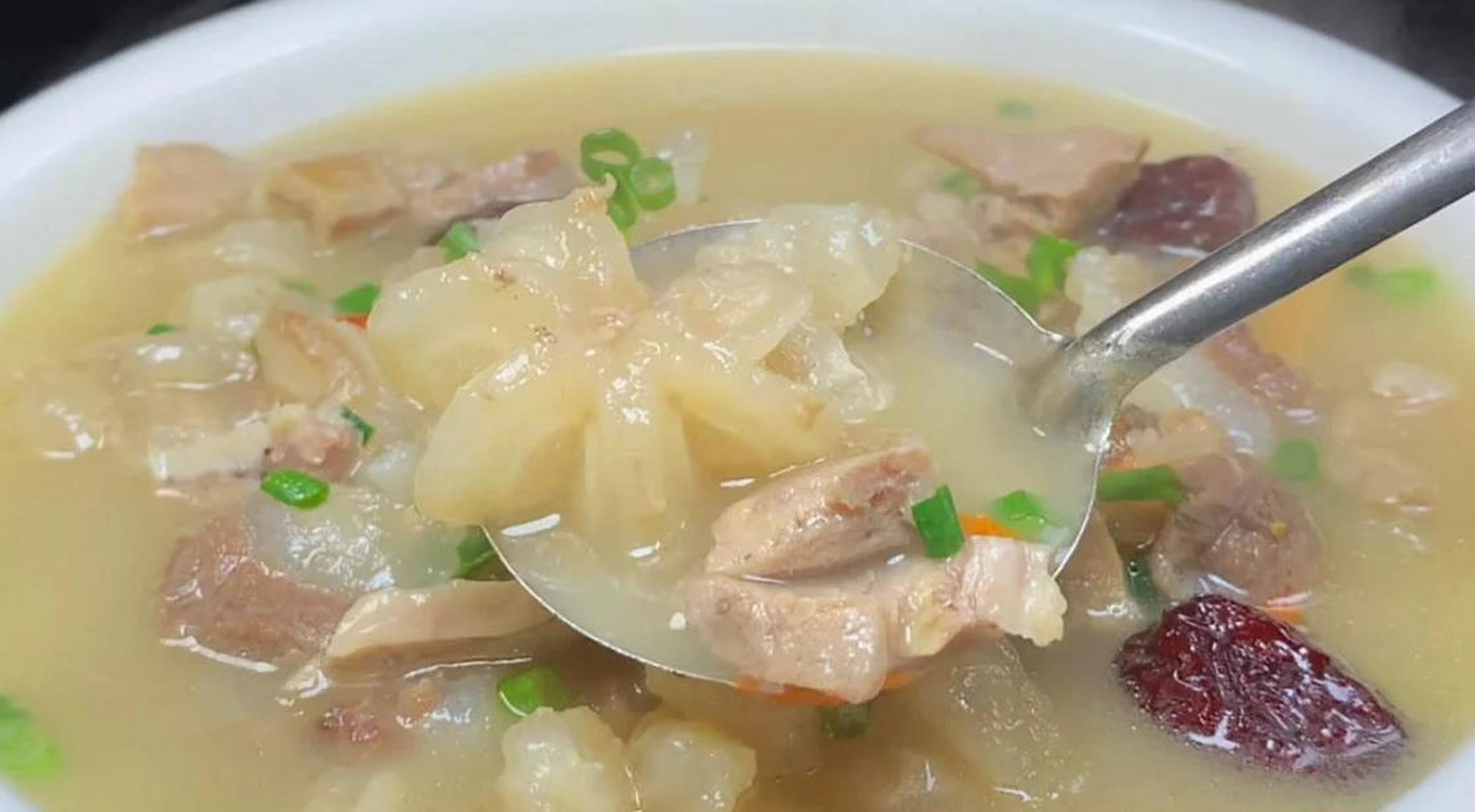 张女士最近发现母亲总是偷偷的煲牛鞭汤,味道特别的香,这天回家特别饿