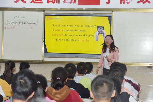 富源:墨红镇中学积极推动校本研修,引领教师成长