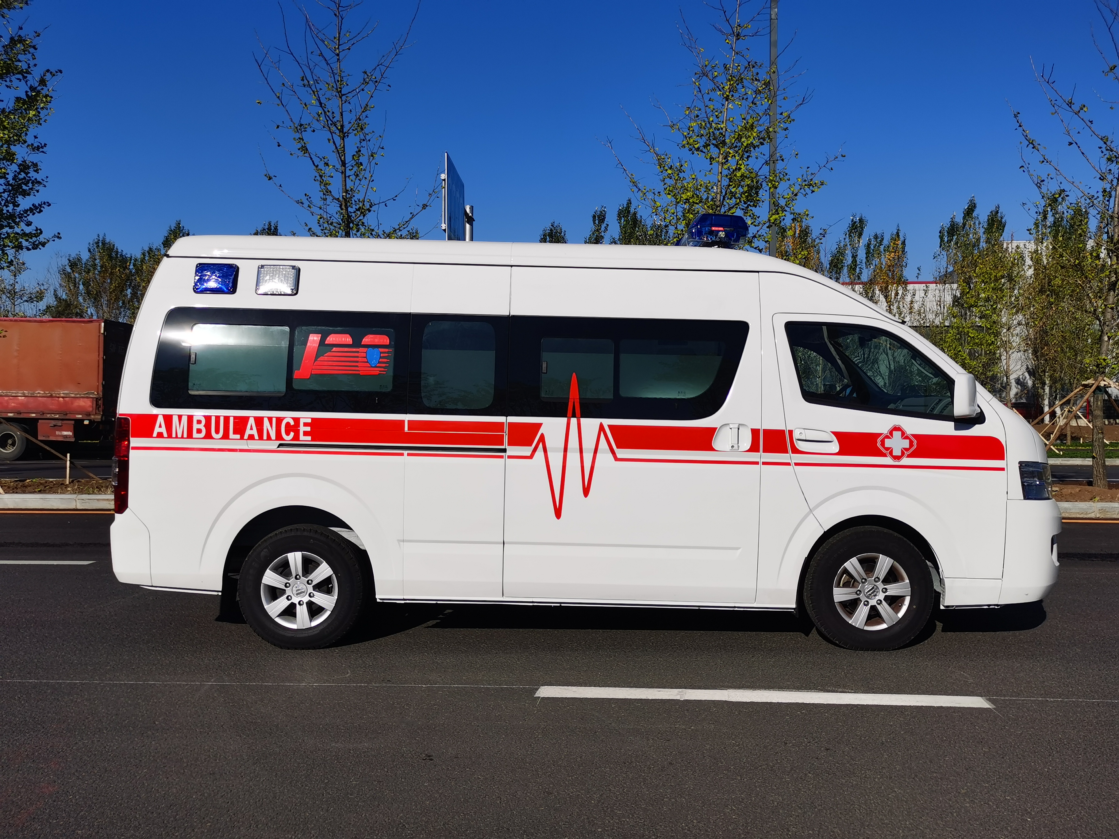 救护车内辅助电瓶有什么用?急救工作的电力保障!