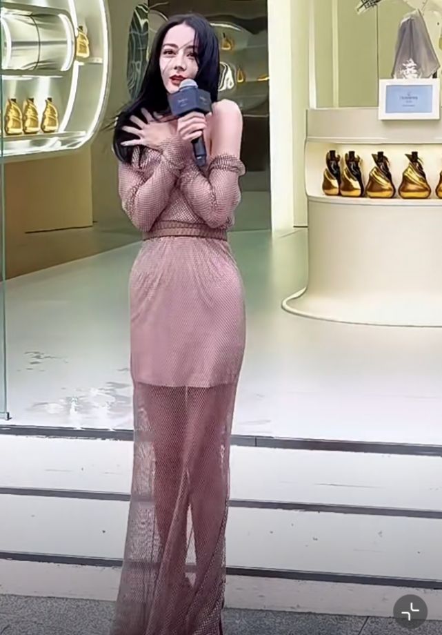 迪丽热巴现身活动现场:渔网纱裙,腰臀比全程抢镜,美得不可方物