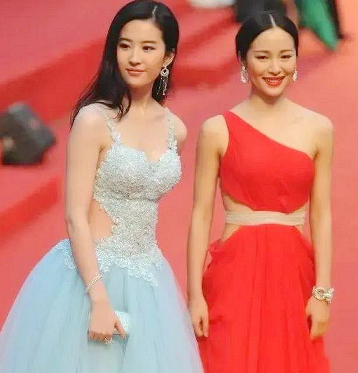 刘亦菲和江一燕是同学.他们走红地毯.刘亦菲性感清纯,江一燕大方妩媚.