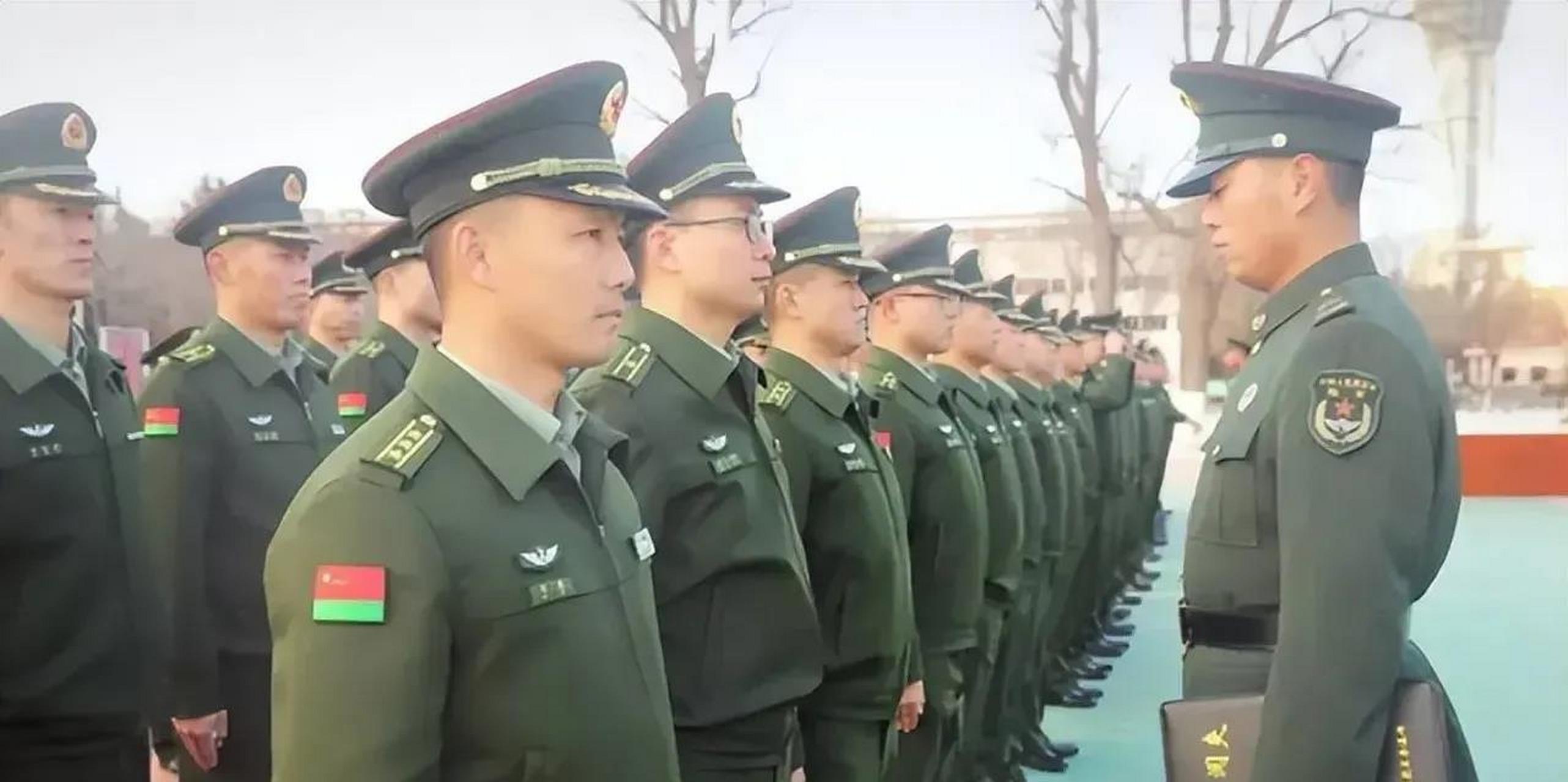 这个新型的夹克军装一穿,一下子把这些军官的大肚子暴露出来了,这样的