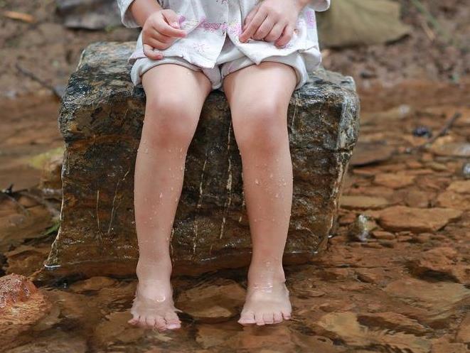 女儿总喜欢夹腿,妈妈觉得很尴尬,给你三个建议,请收藏备用!