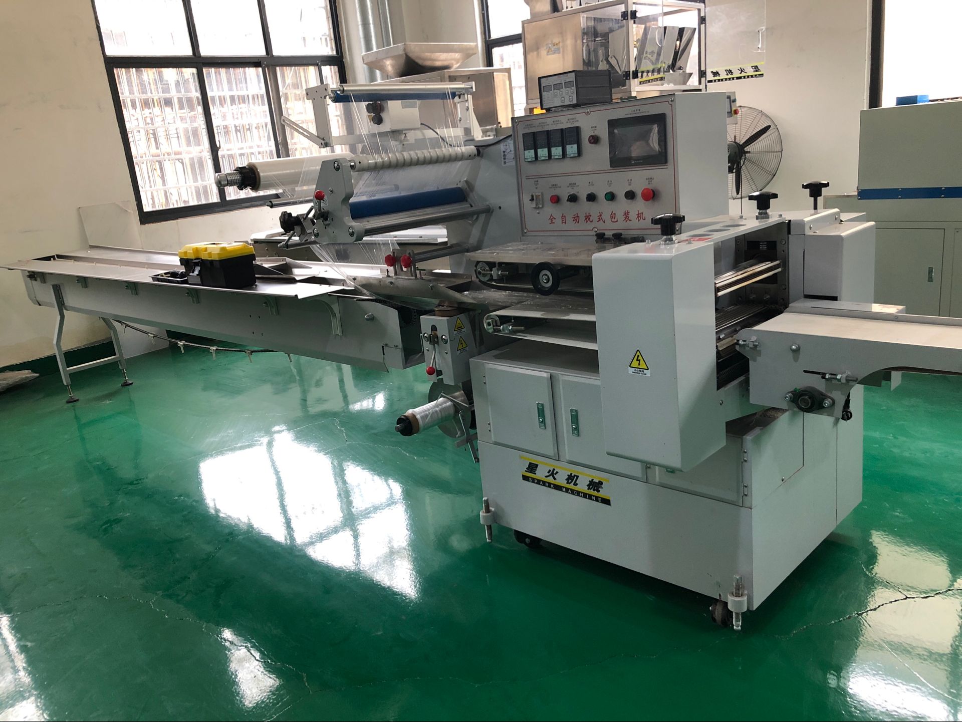 厂家解说为什么选择湿巾包装设备/枕式包装机