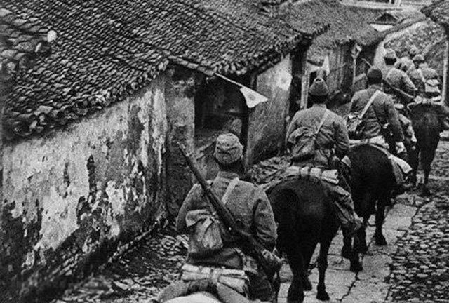 鬼子就是欠揍,前两次扫荡带口袋抢东西,后来带便衣用来化妆逃跑