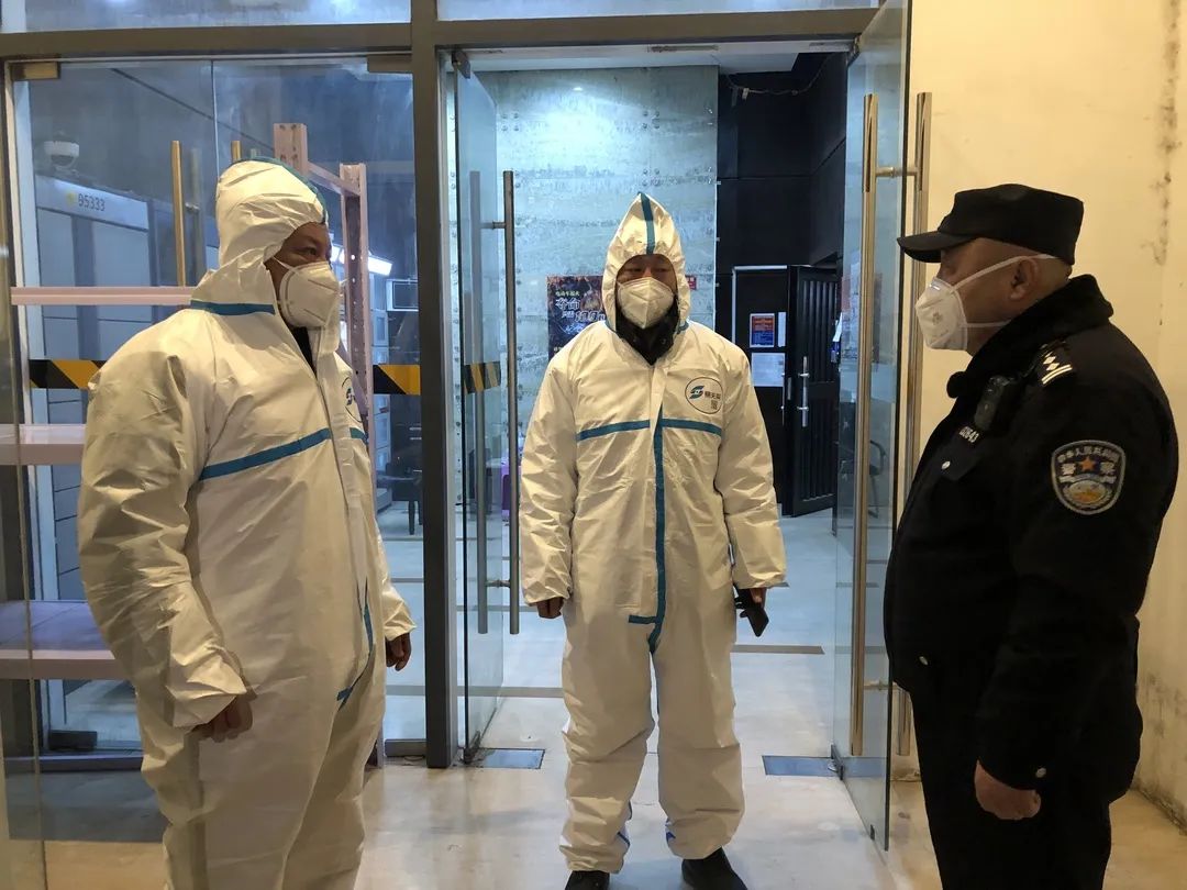 自此轮疫情以来朝阳分局南磨房派出所57岁的社区民警张永华一直在辖区