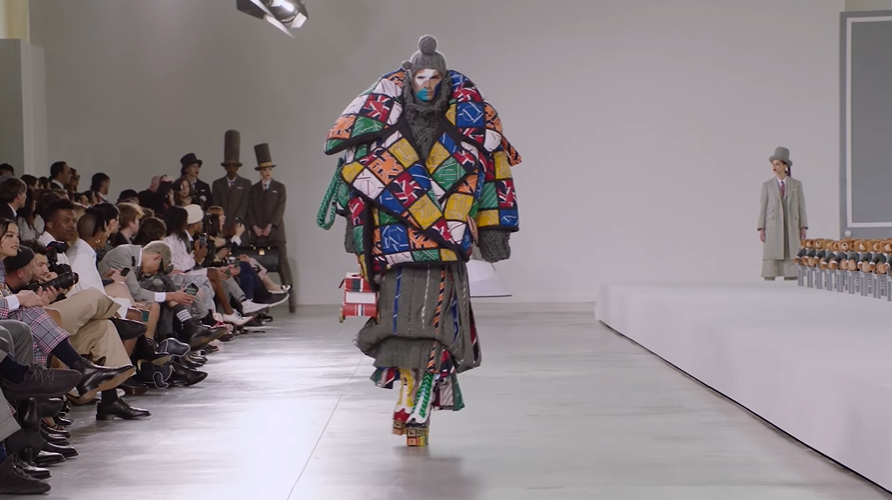 斐济小伙头顶垃圾桶cos时装周走秀走红!网友爆笑:拿捏精髓了