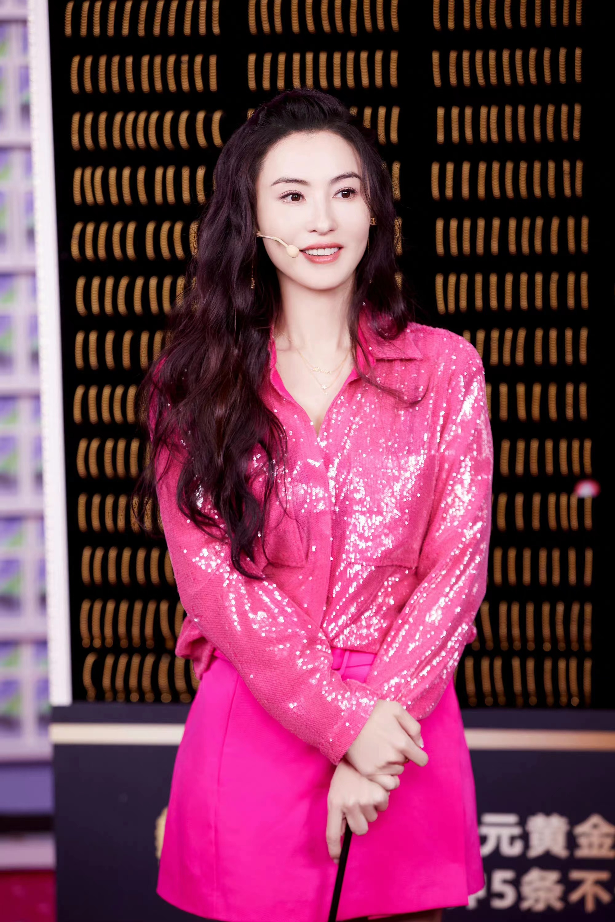 42岁张柏芝不低调了,穿玫红色亮片衬衫搭披肩长卷发,优雅女神范