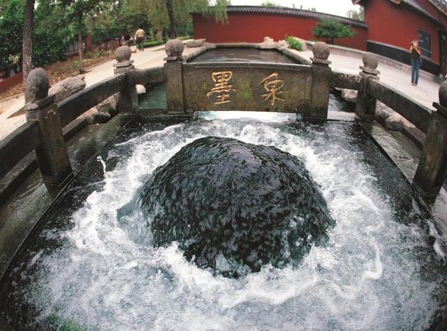 墨泉:未出泉口寒如墨,涌渠自流洁如冰