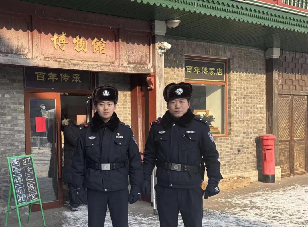 警察冬季帽子图片