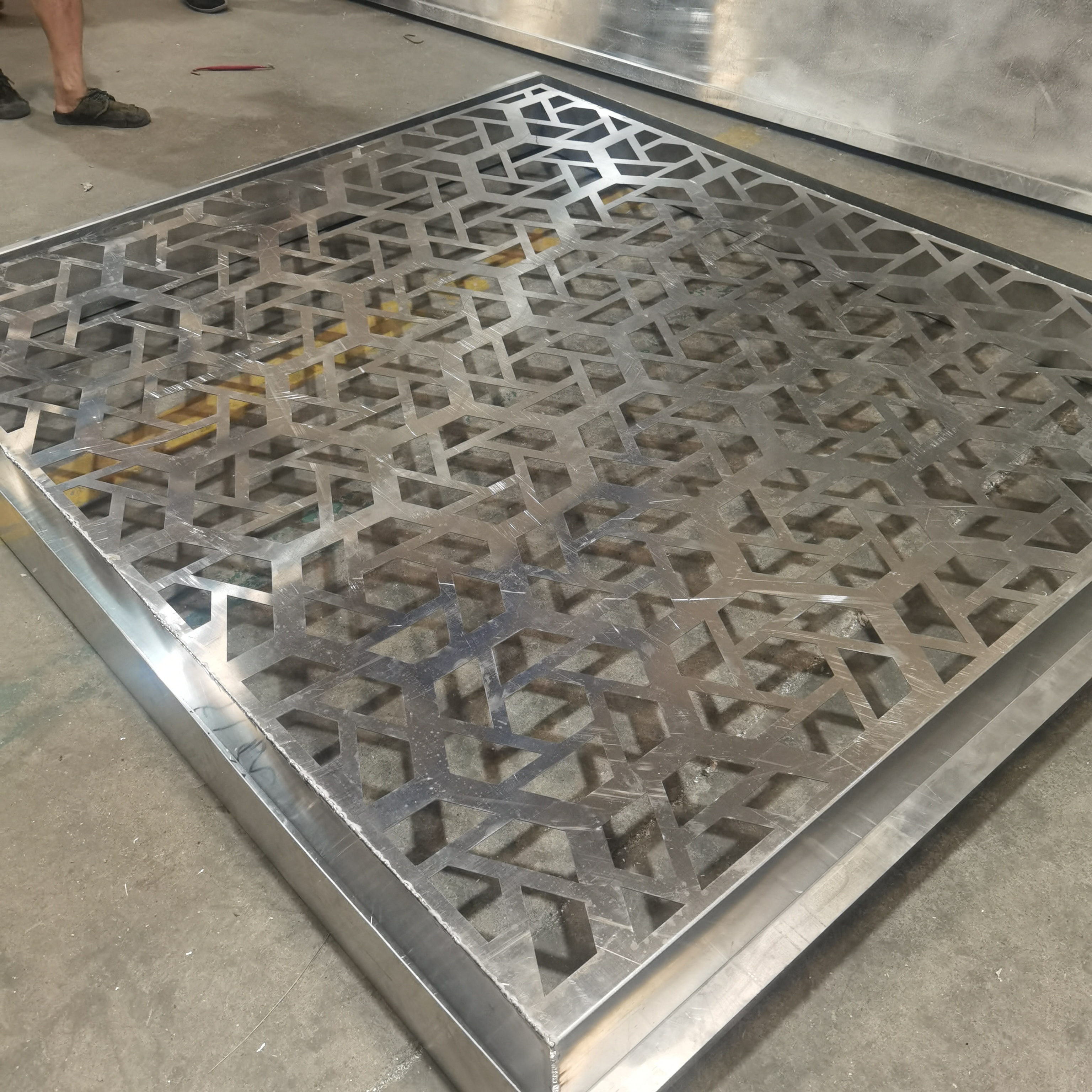 雕花镂空雕刻铝板吊顶幕墙效果