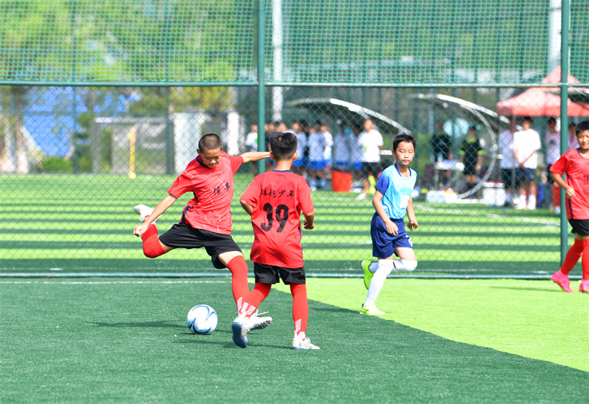 江西定南:足球小将竞技绿茵场
