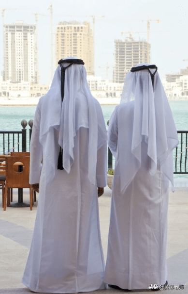 阿拉伯男人,为何都爱穿长袍,头上再顶着一块布?