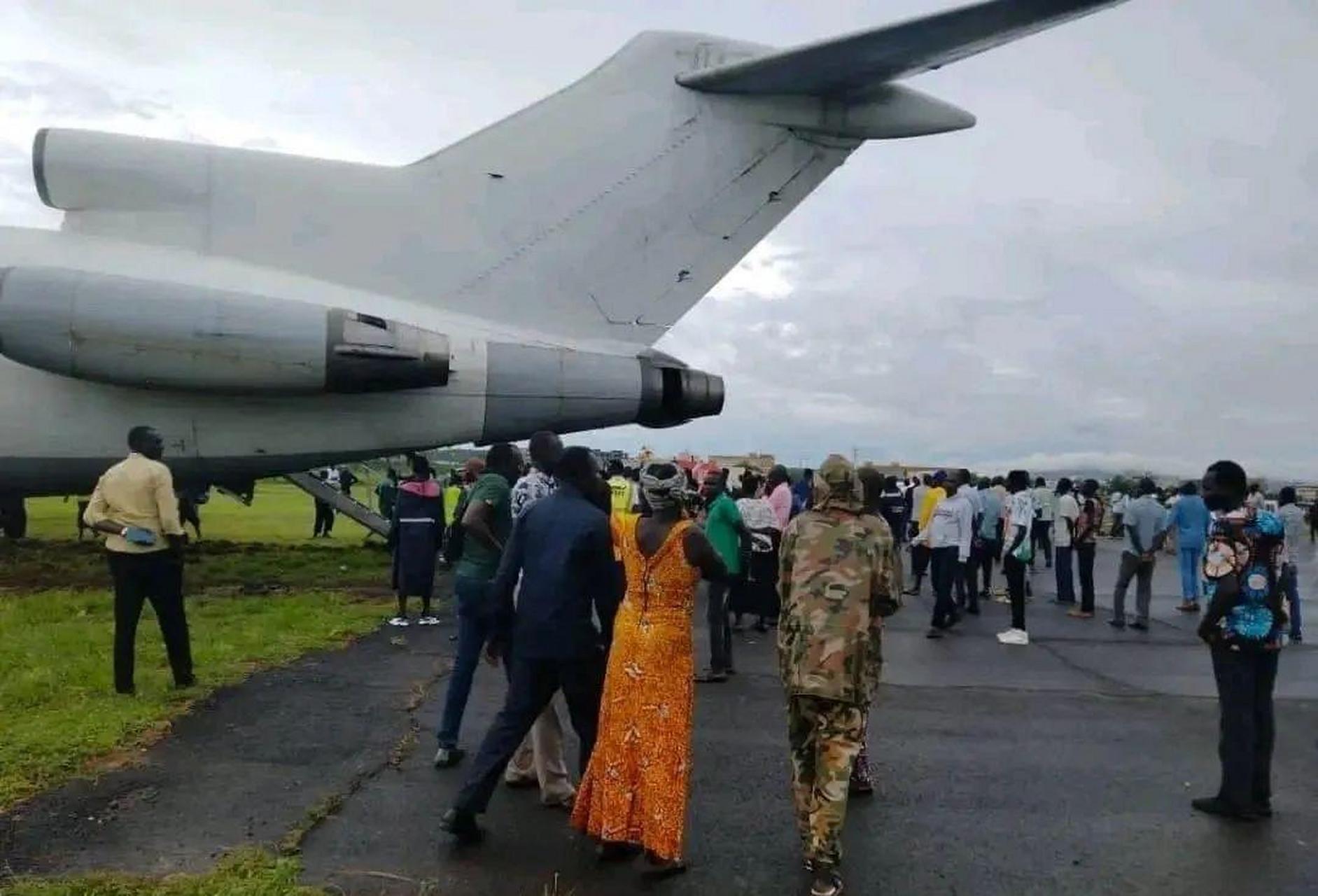 航空圈讯 4月28日,一架波音727货机在南苏丹首都的朱巴机场冲出跑道