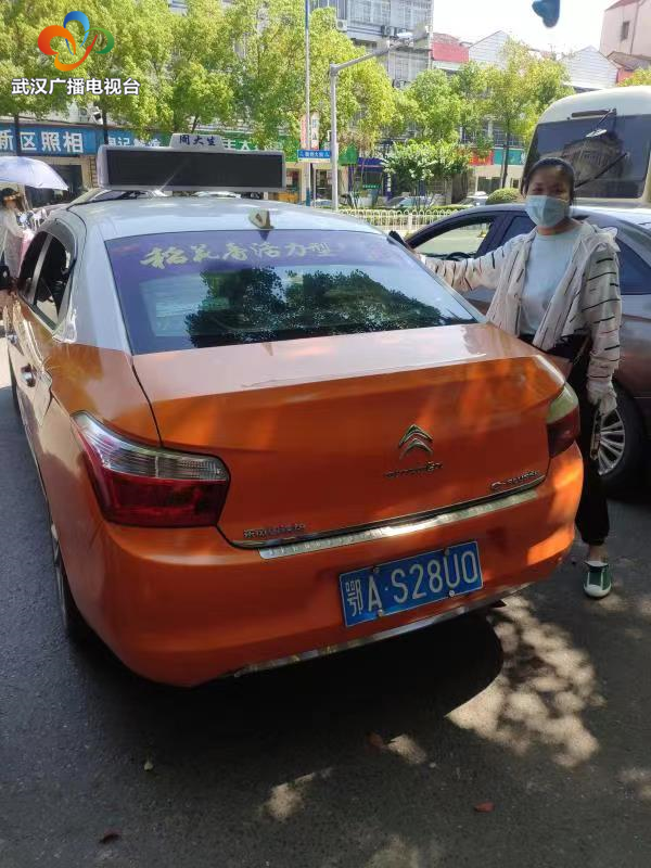 点赞!新洲这位女出租车司机"爱心送考"坚持了11年