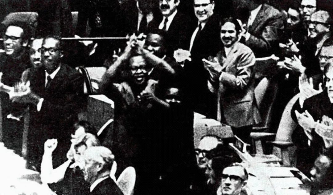 跳起舞的坦桑尼亚代表萨利姆