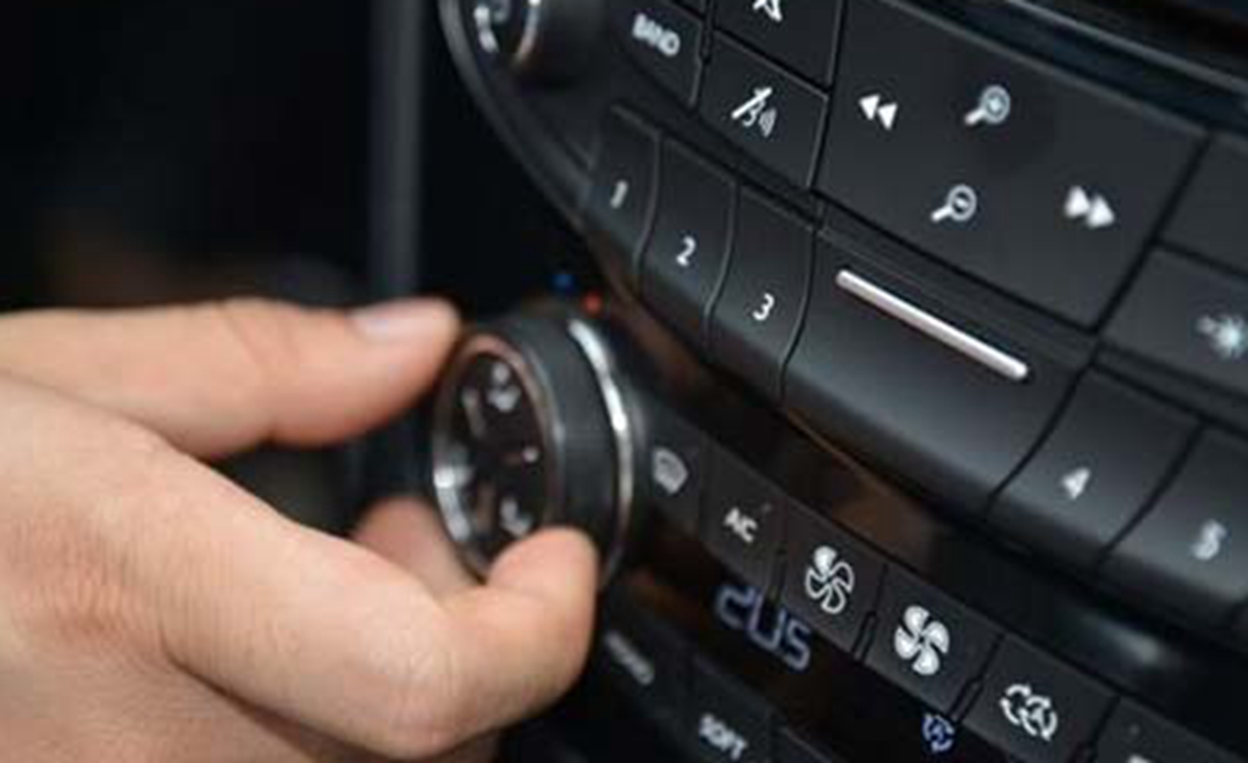 奔驰空调开ac不制冷是因为什么?汽车空调中的氟能用多长时间?