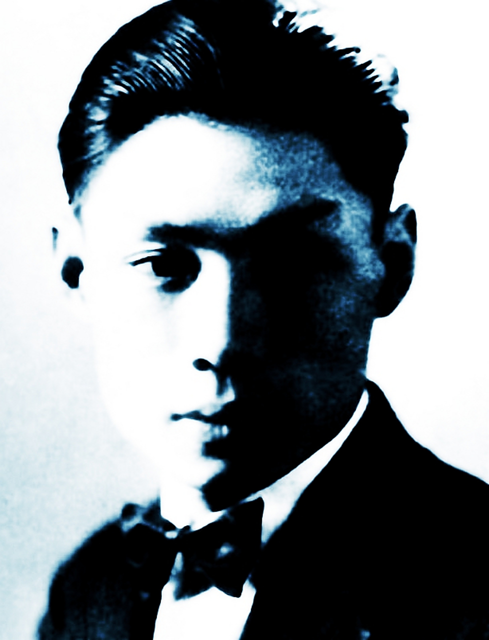 袁殊从日本留学归来后,成为了上海的主编《文艺新闻》.