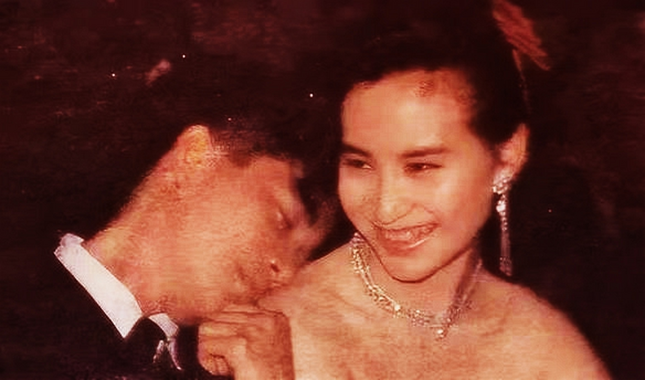 镜头下,陈百强靠在何超琼的肩膀上,两人依偎在一起,感情深厚!