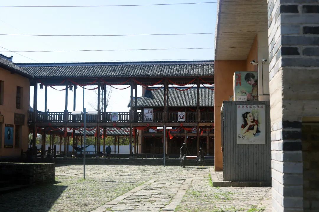 "园区面积352亩,总建筑面积23027㎡,由田汉故居,田汉艺术学院,田汉小