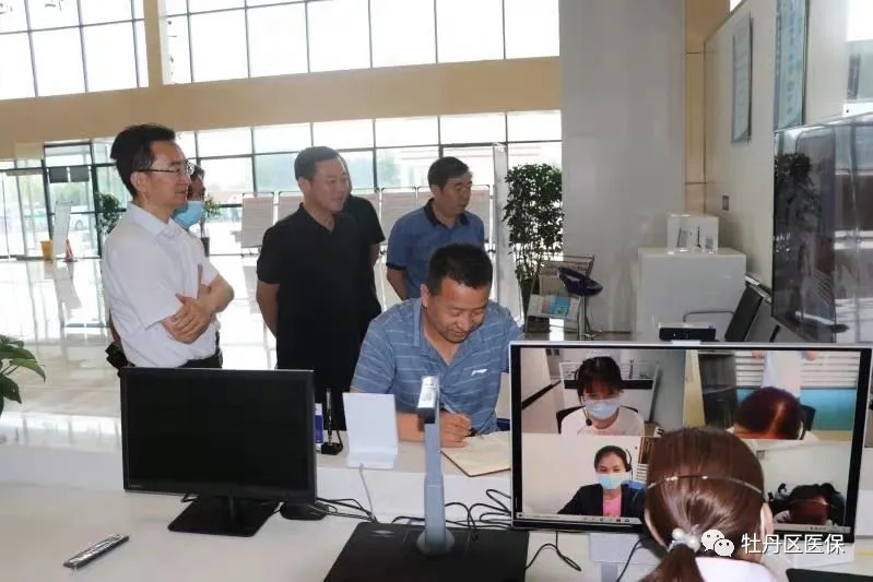市医保局党组书记,局长段清正来牡丹区检查可视化服务系统