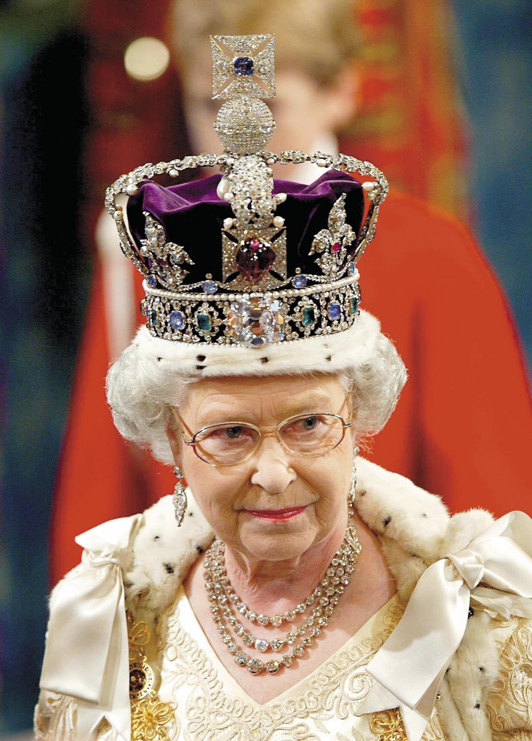 英国伊丽莎白女王的七顶王冠来历